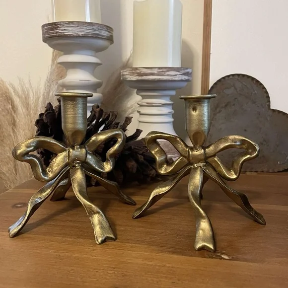 Set of 2 Gold Metal Bow Pillar candle holders - Picture 2 of 5